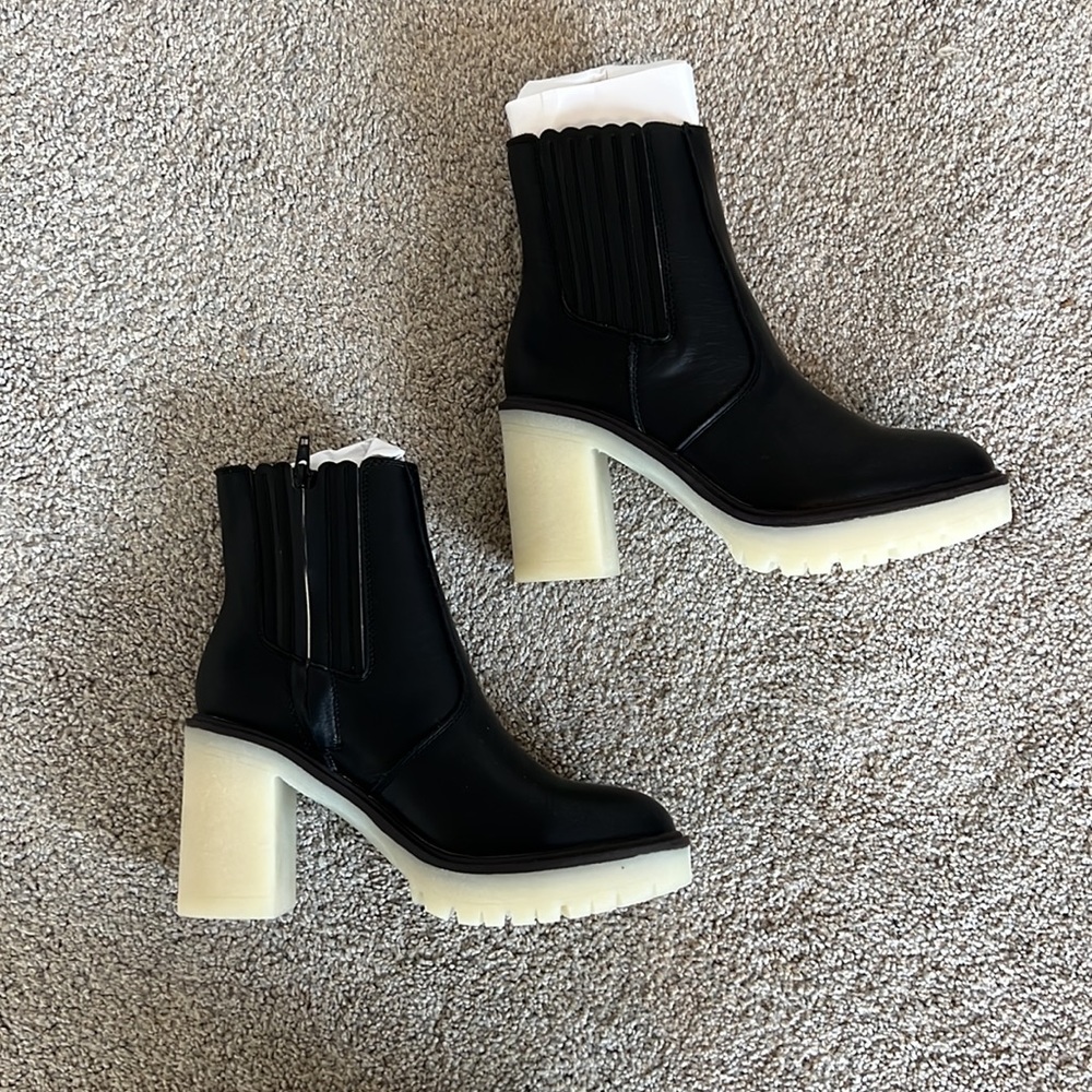 Chelsea Lug Sole Heeled boot - Picture 2 of 5